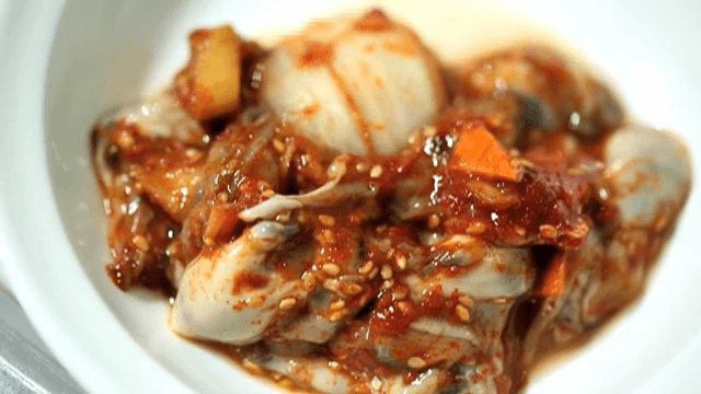 그릇에 담긴 매콤한 굴무침