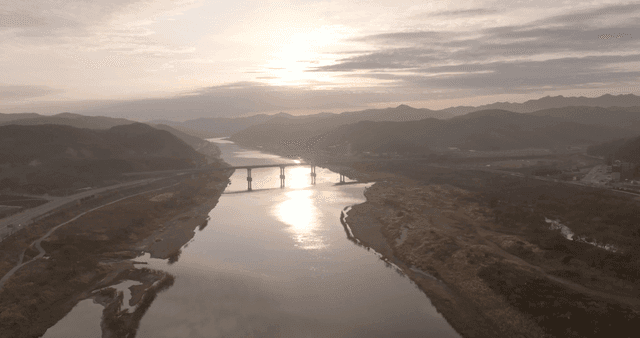 해질녘 다리가 있는 고요한 강