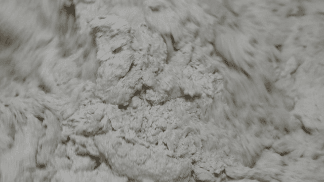 반죽되고 있는 메밀가루