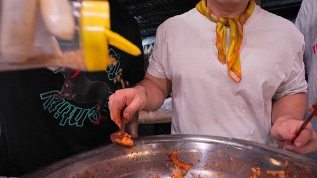 족발과 무생채 비빔밥을 섞는 모습