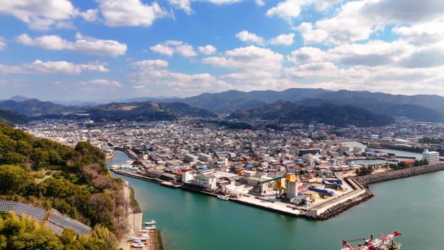 산을 배경으로 한 해안 도시