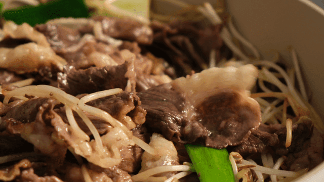 Stir-fried beef with bean sprouts