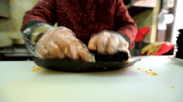 도마 위에서 김밥을 말기