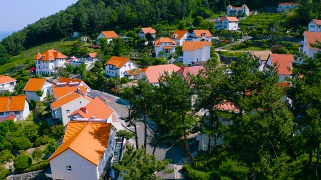 언덕 위의 아기자기한 마을 전경