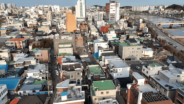 다양한 건물이 있는 번화한 도시
