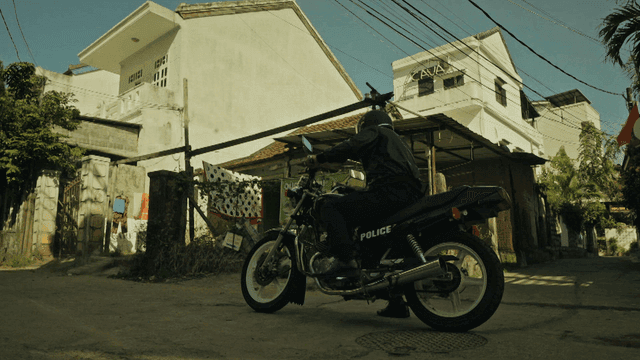 조용한 골목을 달리는 오토바이 운전자