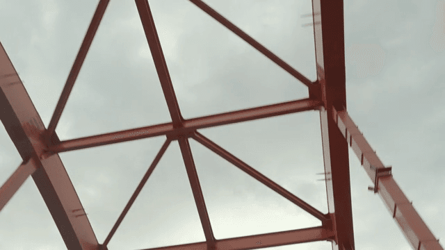 흐린 하늘을 배경으로 한 빨간 철골 구조물