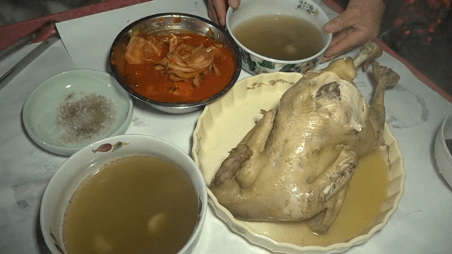 테이블에 있는 백숙과 김치