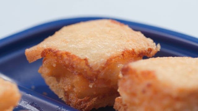 일회용 플라스틱 용기에 담긴 멘보샤 튀김