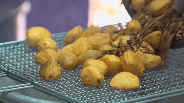 구운 마늘과 쌀이 쏟아지는 장면