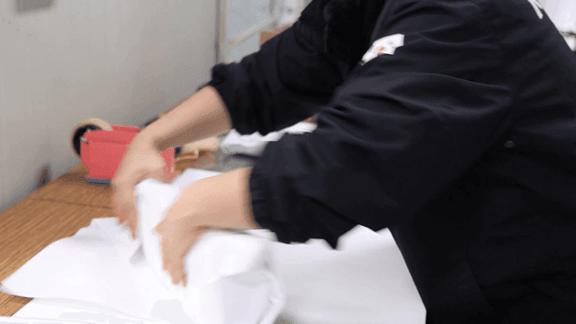 Wrapping green onions in white paper