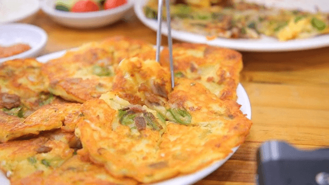 젓가락으로 자르는 녹두빈대떡