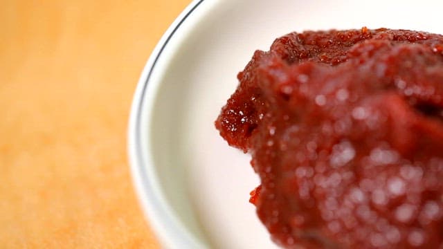 흰 그릇에 담긴 고추장