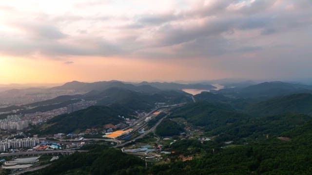 해질녘 먼 산이 보이는 도시 풍경