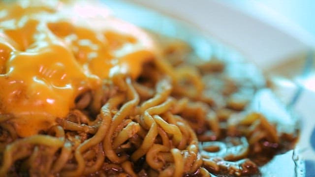 접시에 담긴 치즈 짜장라면