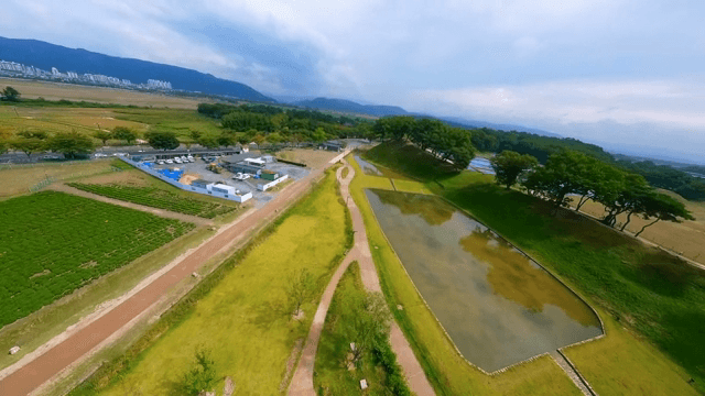 산책로와 나무가 있는 경치 좋은 공원