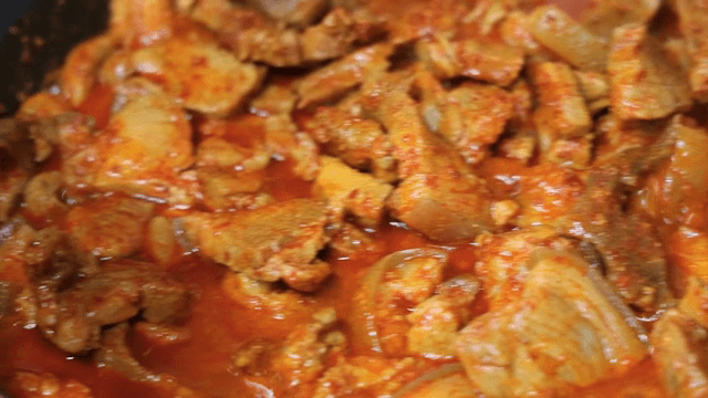 냄비에서 끓고 있는 제육볶음