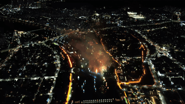 불꽃놀이가 펼쳐진 도시 야경