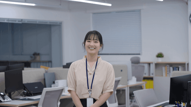 현대 사무실에서 미소 짓는 직장인