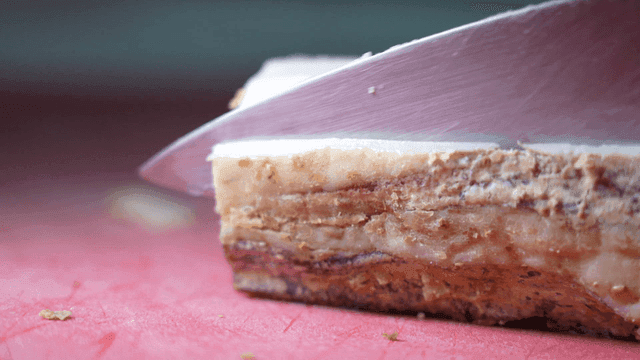 Knife for cutting fat of aged meat