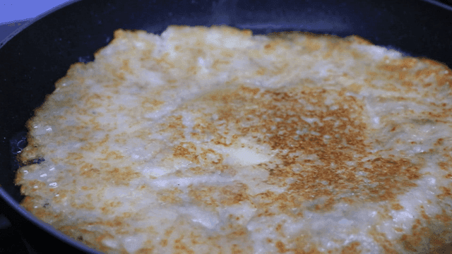 프라이팬에서 요리 중인 감자전