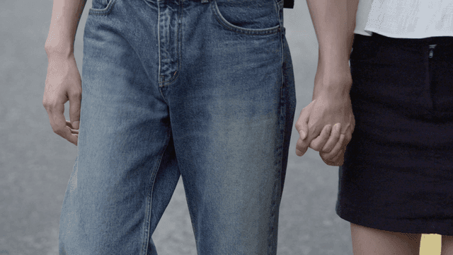 손을 잡고 걷다가 손을 놓는 커플