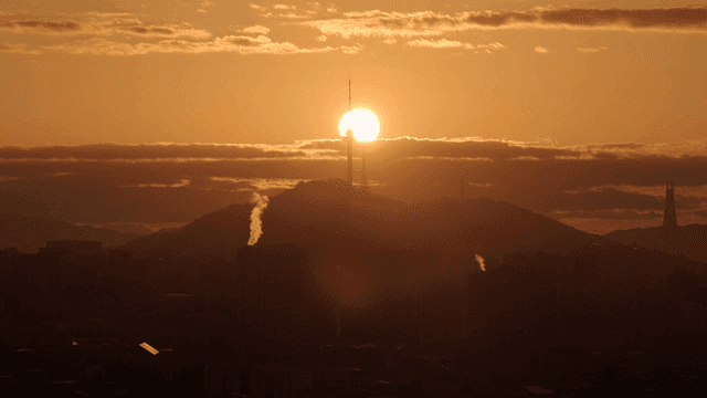 타워 위로 지는 붉은 노을