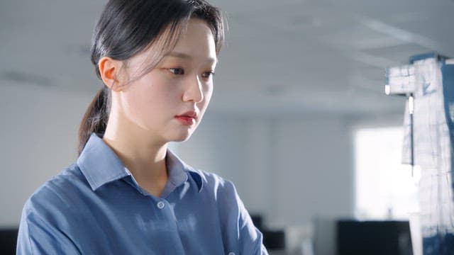 사무실에서 커피 머신을 사용하는 여성