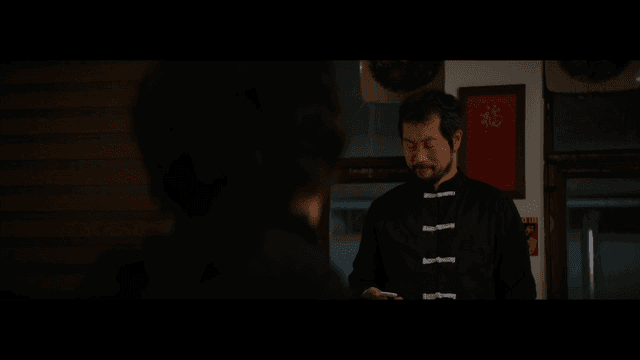 중국 전통 의상을 입은 남자