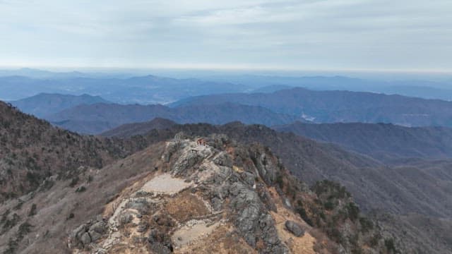 가파르고 장엄한 협곡의 산과 정상