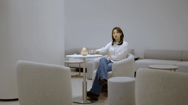 현대적인 라운지에 앉아 있는 여성