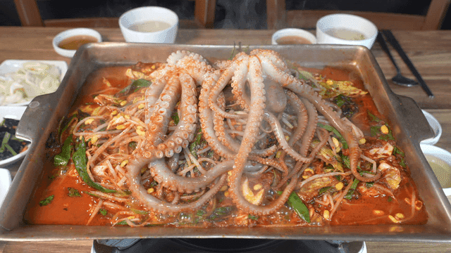 Spicy stir-fried live octopus on hot plate