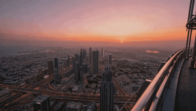 화려한 색상의 일몰 도시 스카이라인