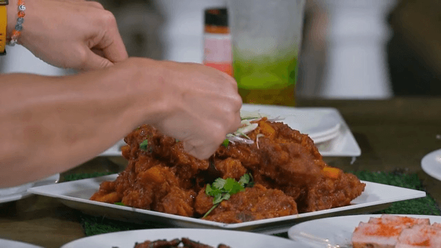 매운 고기 요리를 서빙하는 사람