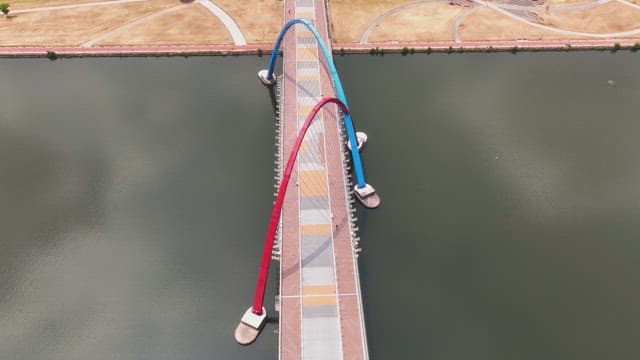 고요한 강 위의 독특한 다리