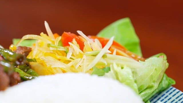 볶은 소고기와 야채가 곁들여진 밥 한 접시