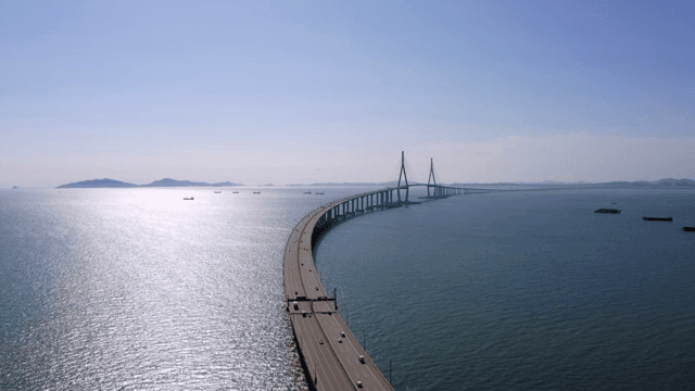 잔잔한 바다 위의 긴 다리