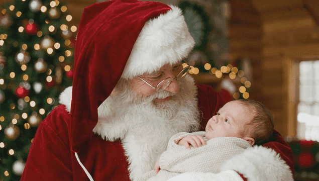 집에서 아기를 안고 있는 산타