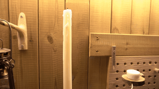 작업장 나무 선반 위의 양초