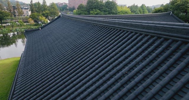 전통 한국 지붕과 고요한 연못