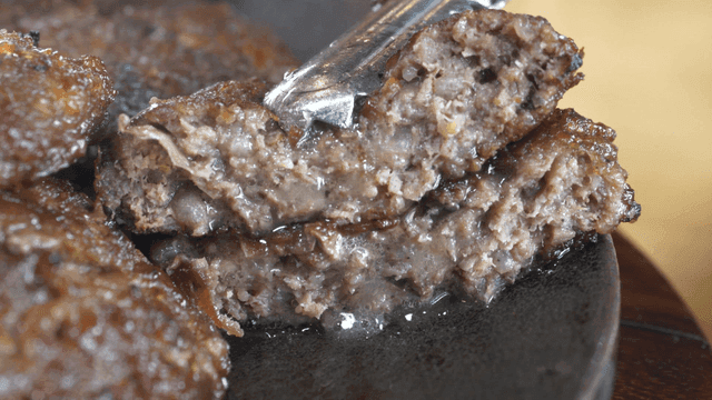 접시에 담긴 육즙 가득한 떡갈비