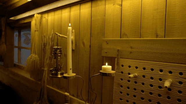 촛불이 있는 아늑한 나무 작업실 인테리어