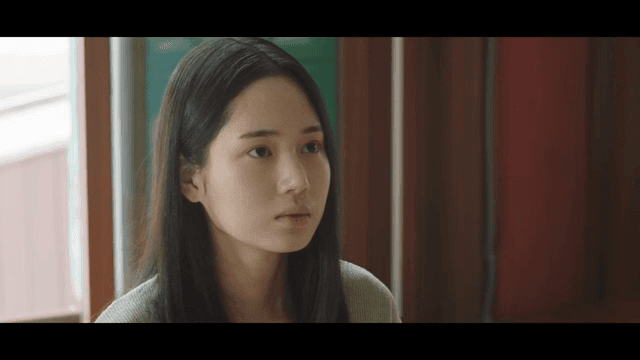 실내에서 생각에 잠긴 여성