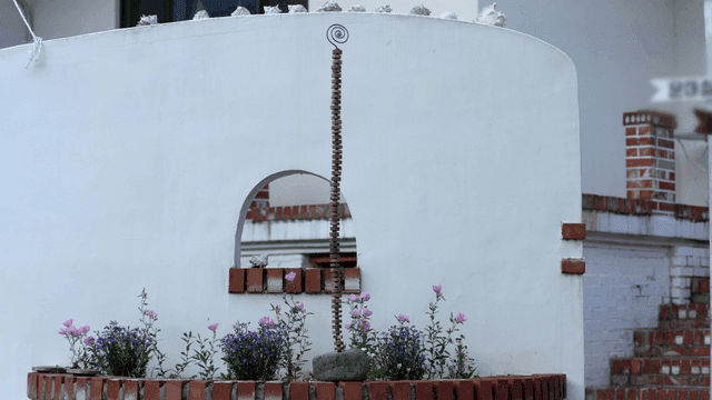 꽃과 벽돌로 장식된 벽