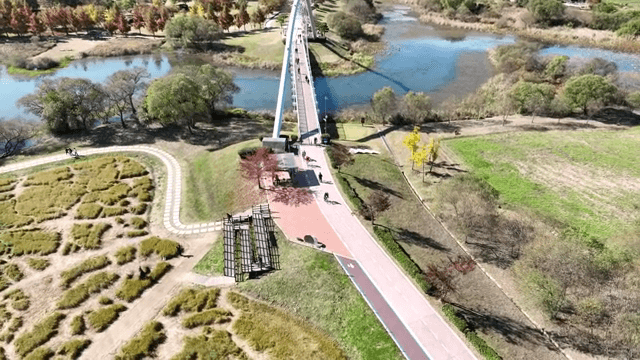 호숫가 경치 좋은 길에서 자전거 타는 사람들