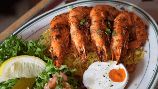 밥과 샐러드를 곁들인 구운 새우