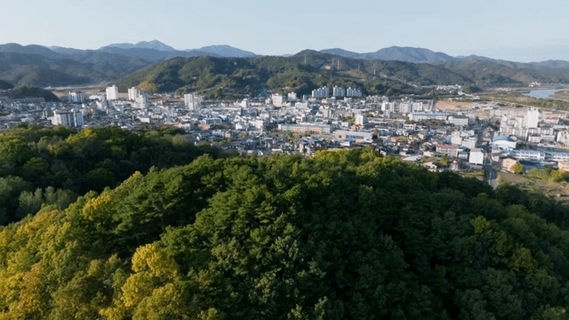 시골 마을이 보이는 경치 좋은 강