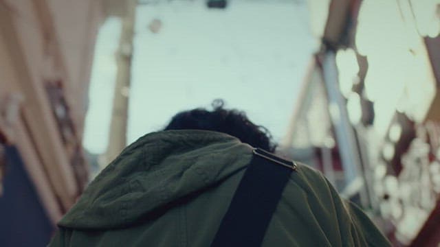 햇빛이 비치는 골목길의 계단을 올라가는 사람의 뒷모습