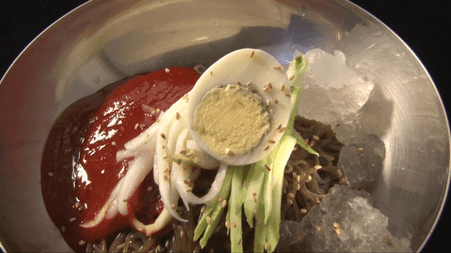 고명과 함께한 비빔냉면 한 그릇