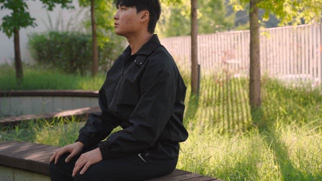 공원 벤치에 앉아 있는 사람